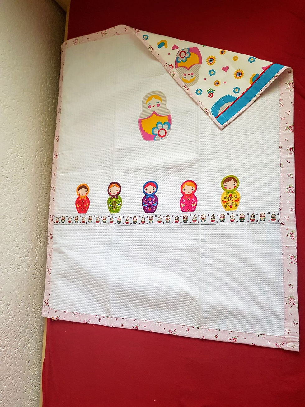 שמיכת פיקה לבנה עם בבושקות וביטנה בבושקות