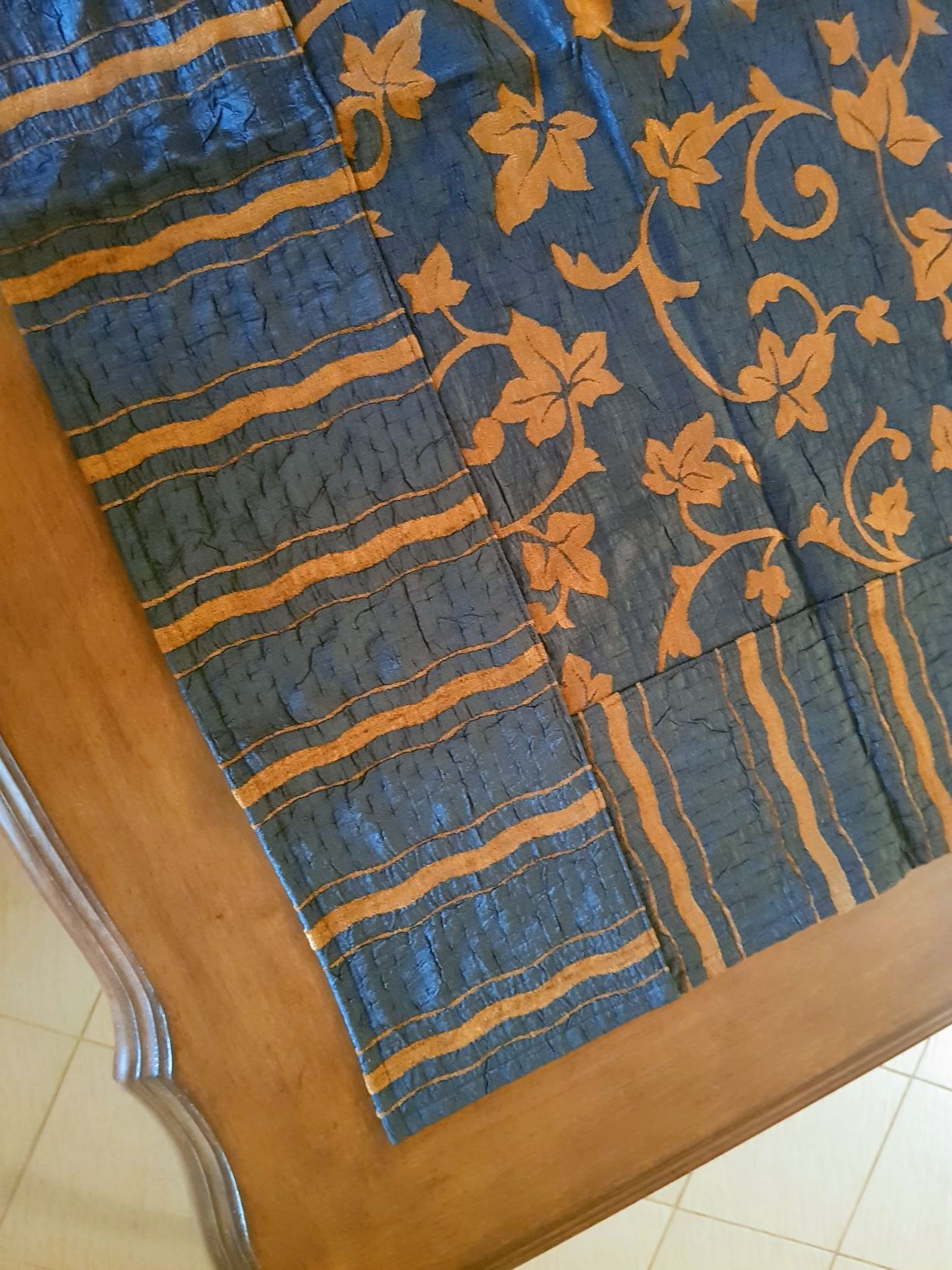 מפה מרובעת, פסים ופרחים בשחור בריק