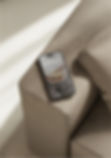 Ein Smartphone liegt auf einer beigen Couch und zeigt den Startbildschirm von KKAEKKEUT mit einem Seifenstück in den Händen.
