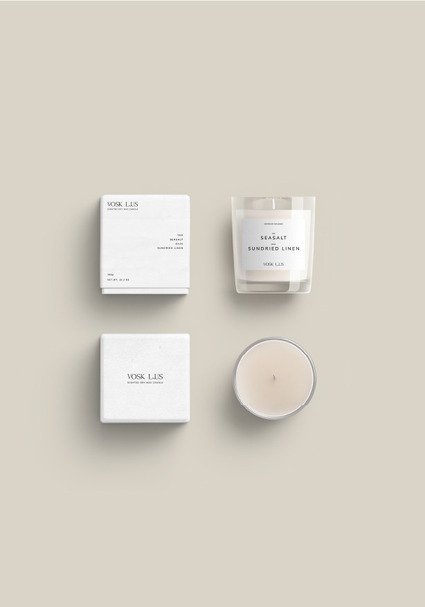 Set von Duftkerzen mit minimalistischem Design: Verpackung und Glas in Weiß, beige Hintergrund. Der Schriftzug „VOSK LJUS“ ist auf den Kerzen und Schachteln abgebildet.