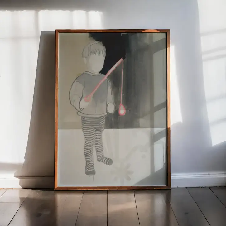 Gerahmte Zeichnung eines Kindes mit Angel in Grau und Rot. Das Bild lehnt an einer weißen Wand auf dunklem Holzboden.