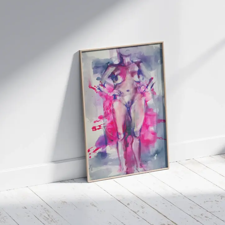 Gerahmtes Bild eines unbekleideten Körpers in pinken, violetten und grauen Farbtönen. Das Bild lehnt schräg an einer hellen Wand.