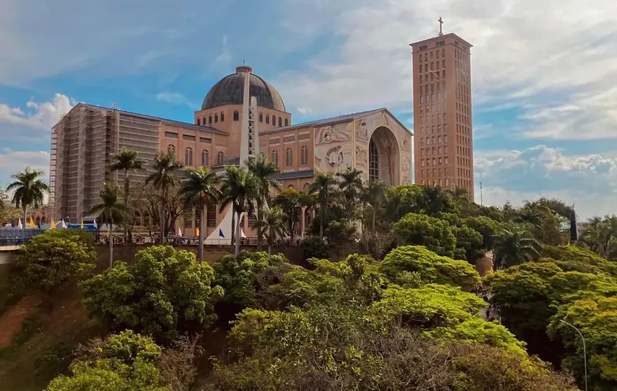 santuario-nacional-caminhando-pousada-familiar-aparecida-sp.webp