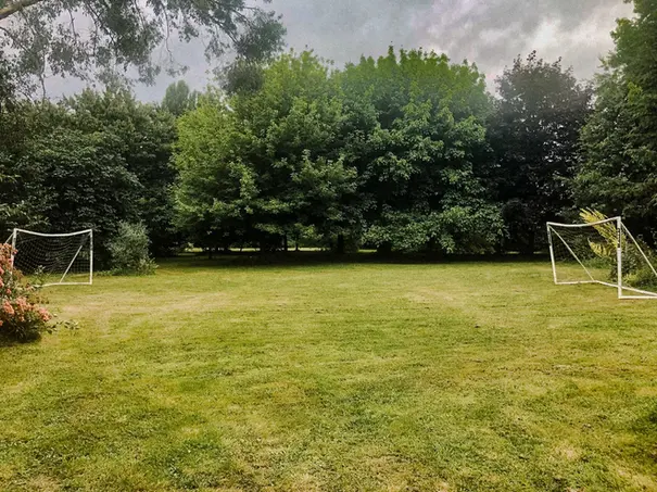 Groot grasveld met twee voetbaldoelen
