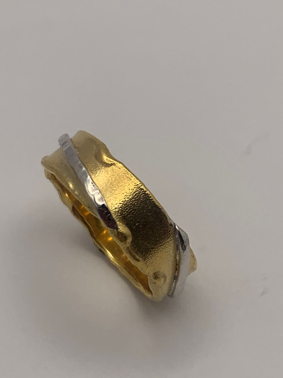 Thumbnail: 18 karaat bicolor gouden trouwring met diamant 0,1ct