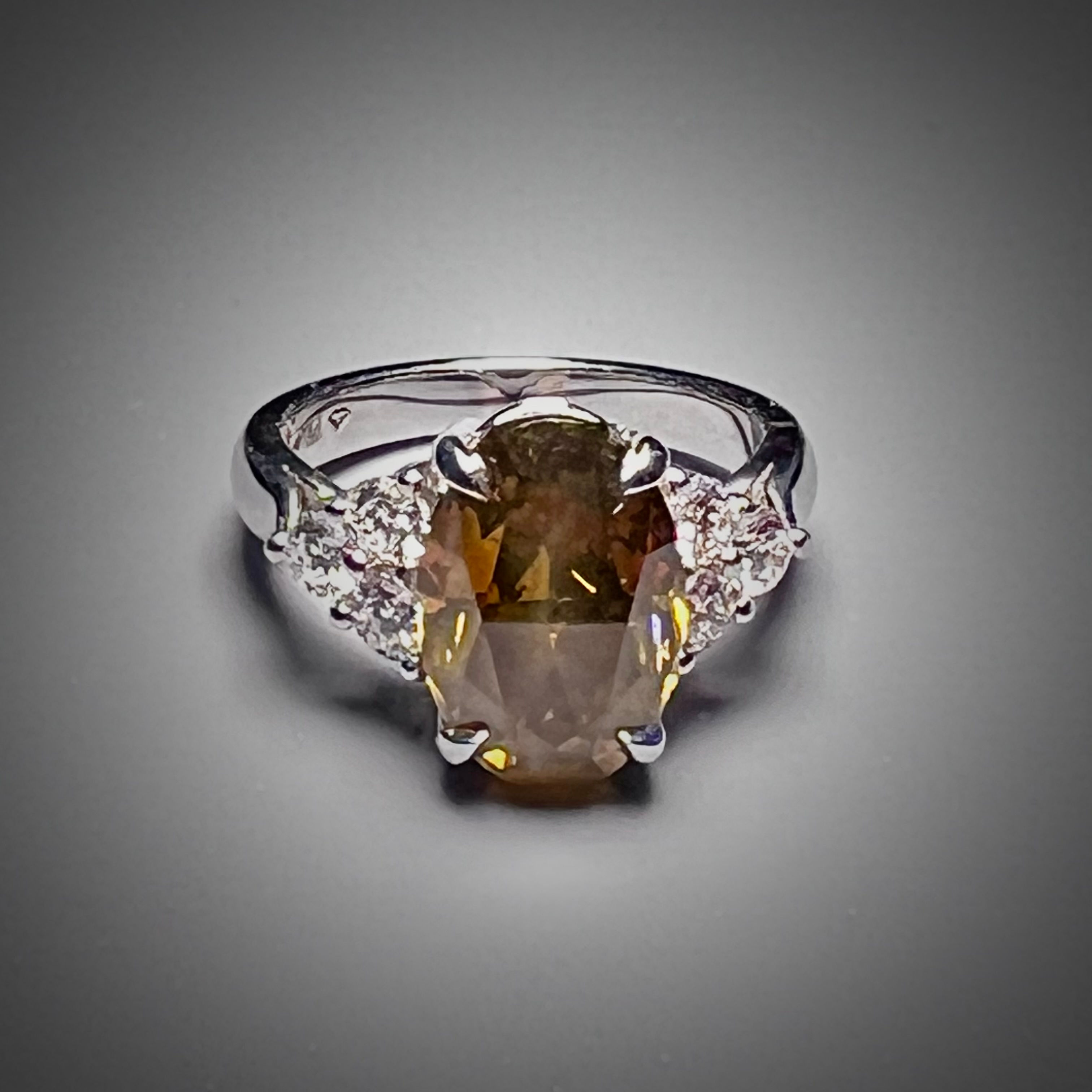 5.04 ct. - Fancy Deep Yellowish Green Diamond 18 kt White Gold Diamon