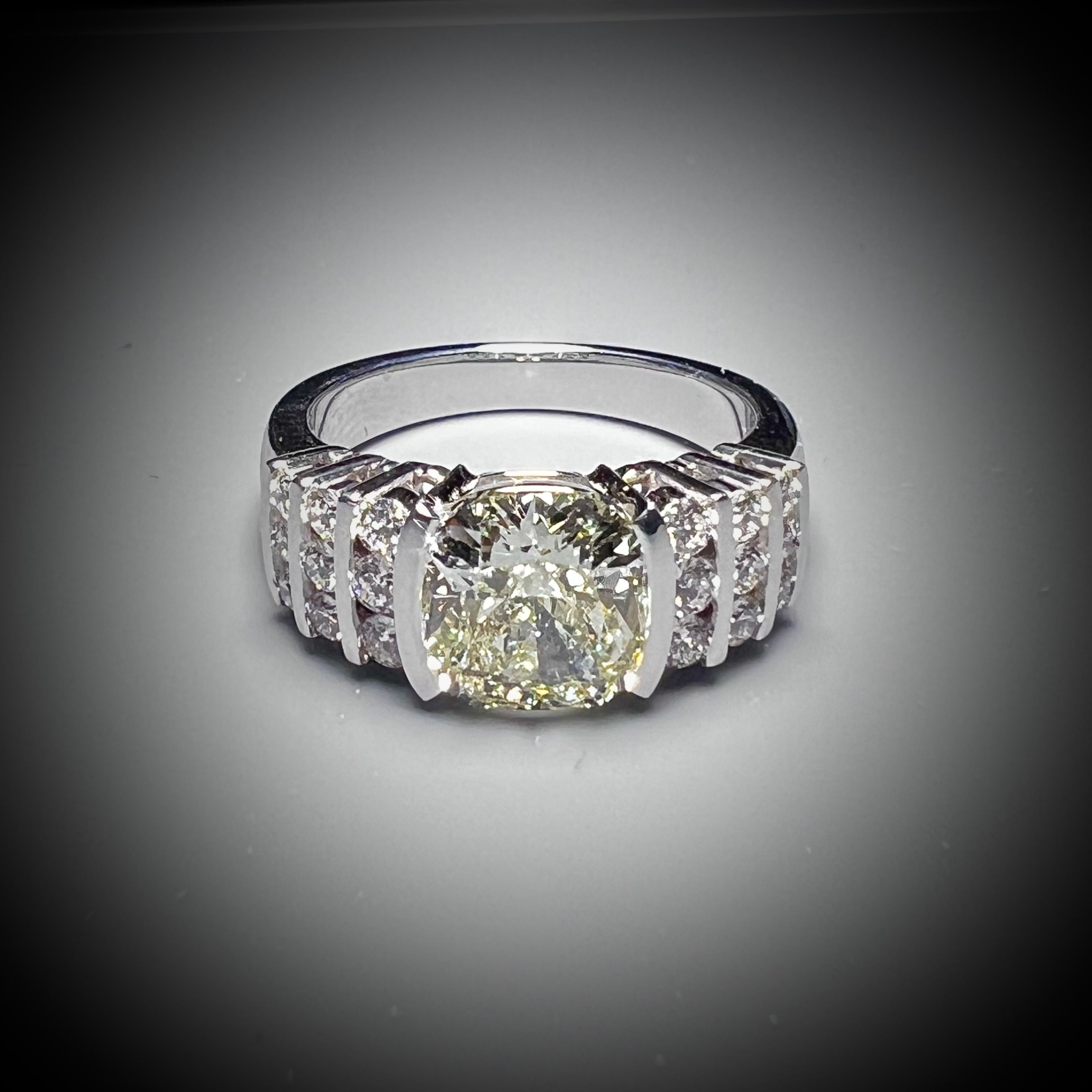 2.20 ct. - Fancy Grayish Yellowish Green Diamond 18 kt White Gold Diamond Ring