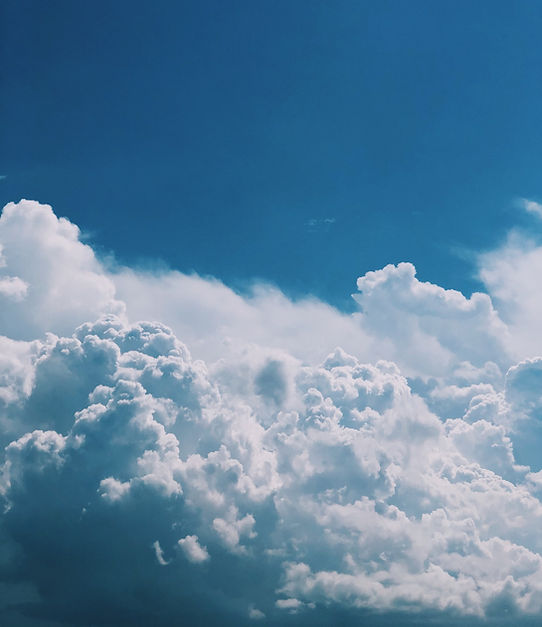 Ciel bleu vif et nuages blancs cotonneux, une journée ensoleillée d'été.