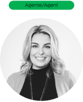 Souriante femme blonde, texte « Agente/Agent » sur fond blanc, portrait professionnel.