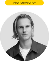Homme blond souriant, photo de profil pour Agence/Agency, fond clair, regard caméra.