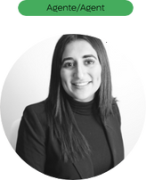Agente/Agent, portrait d'une femme souriante, veste noire, fond blanc.