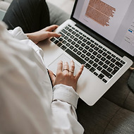 L'équipe de documentation de CareBridge crée une lettre spécialisée pour les clients de Calgary.