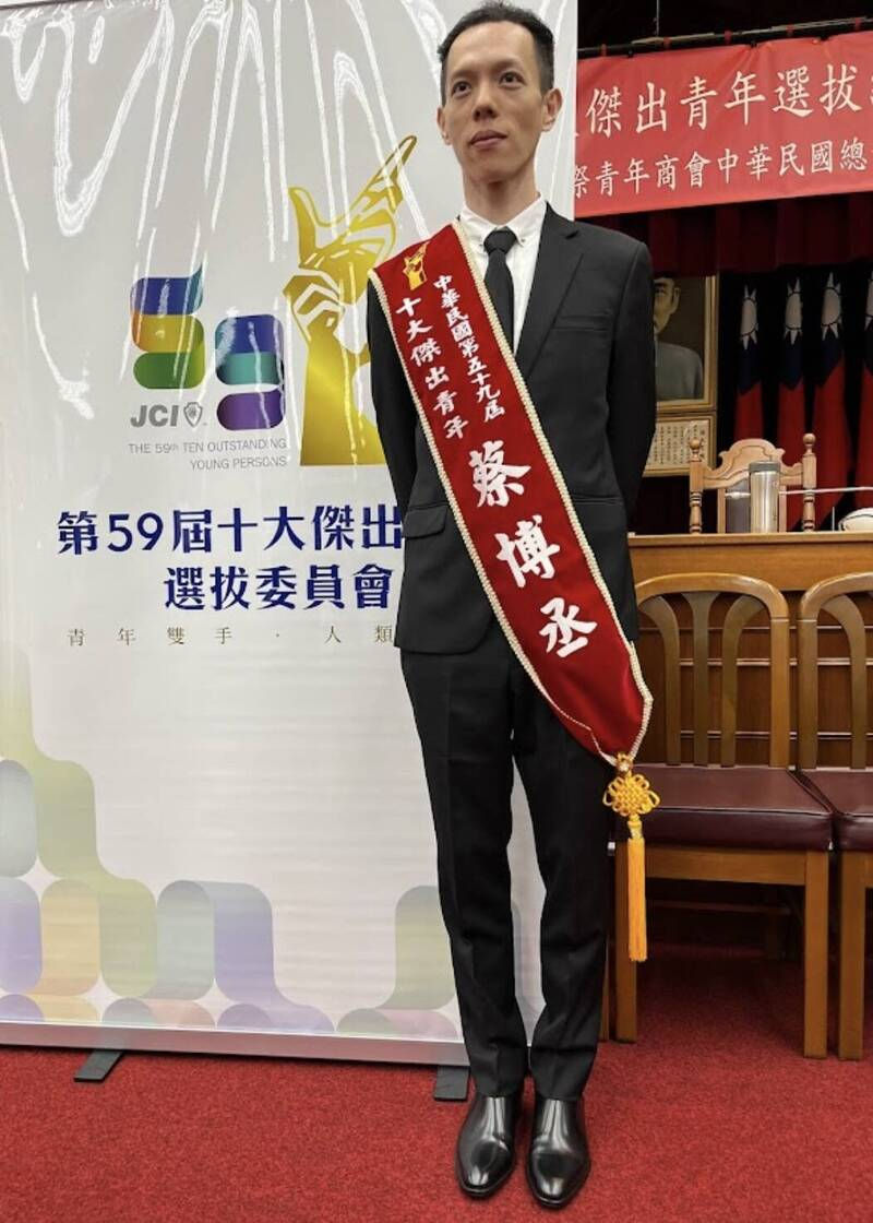 台灣著名編舞家蔡博丞是左營高中舞蹈班校友,日前獲文化藝術類10大傑出青年,師生與有榮焉。(左營高中提供)