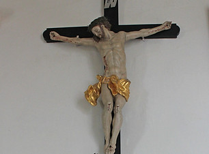 Monatshausen Kreuz im Altarraum mit maria unterm Kreuz.JPG