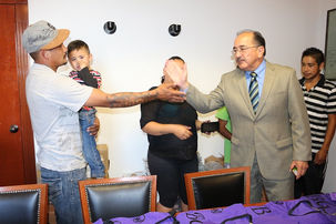 Entrega municipio uniformes a Warriors