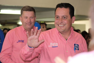 Dara Humberto Pérez Holguin becas a alumnos de prepa y universidad