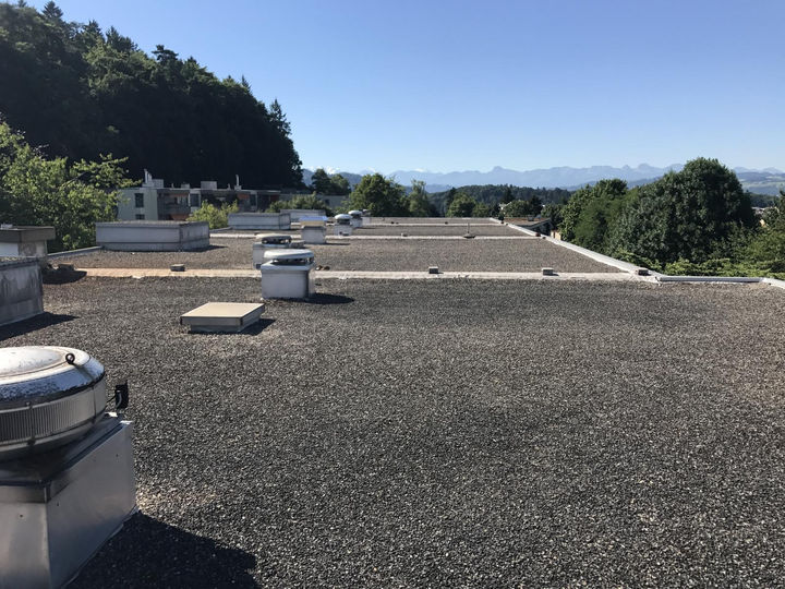 Flachdach, Flachdachsanierung, Flachdach sanieren, Flachdach abdichten, Wärmedämmung, bituminöse Abdichtungen, Kunststoffabdichtungen, Dachwartung, Dachservice, Dachsicherheit, Dach, Sarnafil, dichtes Zuhause,   Dachbegrünung, Dachbekiesung, Terrasse, Pflanzen auf Dach, modernes Dach, Dachreinigung, Absturzsicherung, Vordach, Einfamilienhaus, Mehrfamilienhaus, Umbau, Sanierung