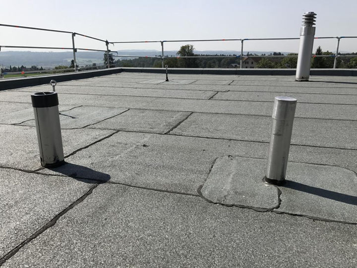 Flachdach, Flachdachsanierung, Flachdach sanieren, Flachdach abdichten, Wärmedämmung, bituminöse Abdichtungen, Kunststoffabdichtungen, Dachwartung, Dachservice, Dachsicherheit, Dach, Sarnafil, dichtes Zuhause,   Dachbegrünung, Dachbekiesung, Terrasse, Pflanzen auf Dach, modernes Dach, Dachreinigung, Absturzsicherung, Vordach, Einfamilienhaus, Mehrfamilienhaus, Umbau, Sanierung