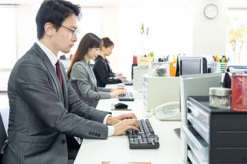 デスクワークなどで座り過ぎていませんか
