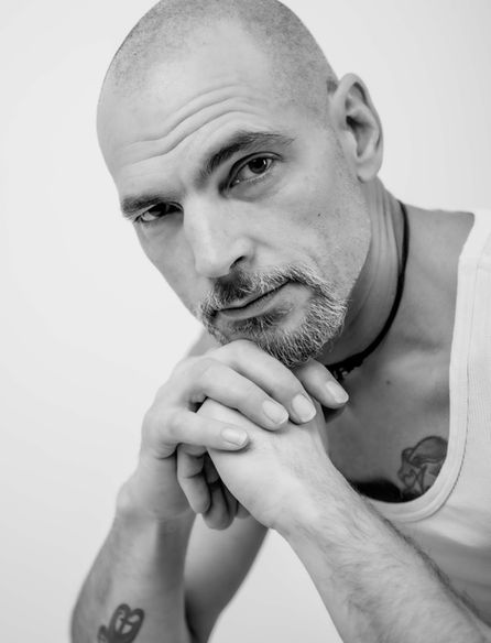 Männer Model in schwarz weiß im Studio fotografiert mit Blick in die Kamera