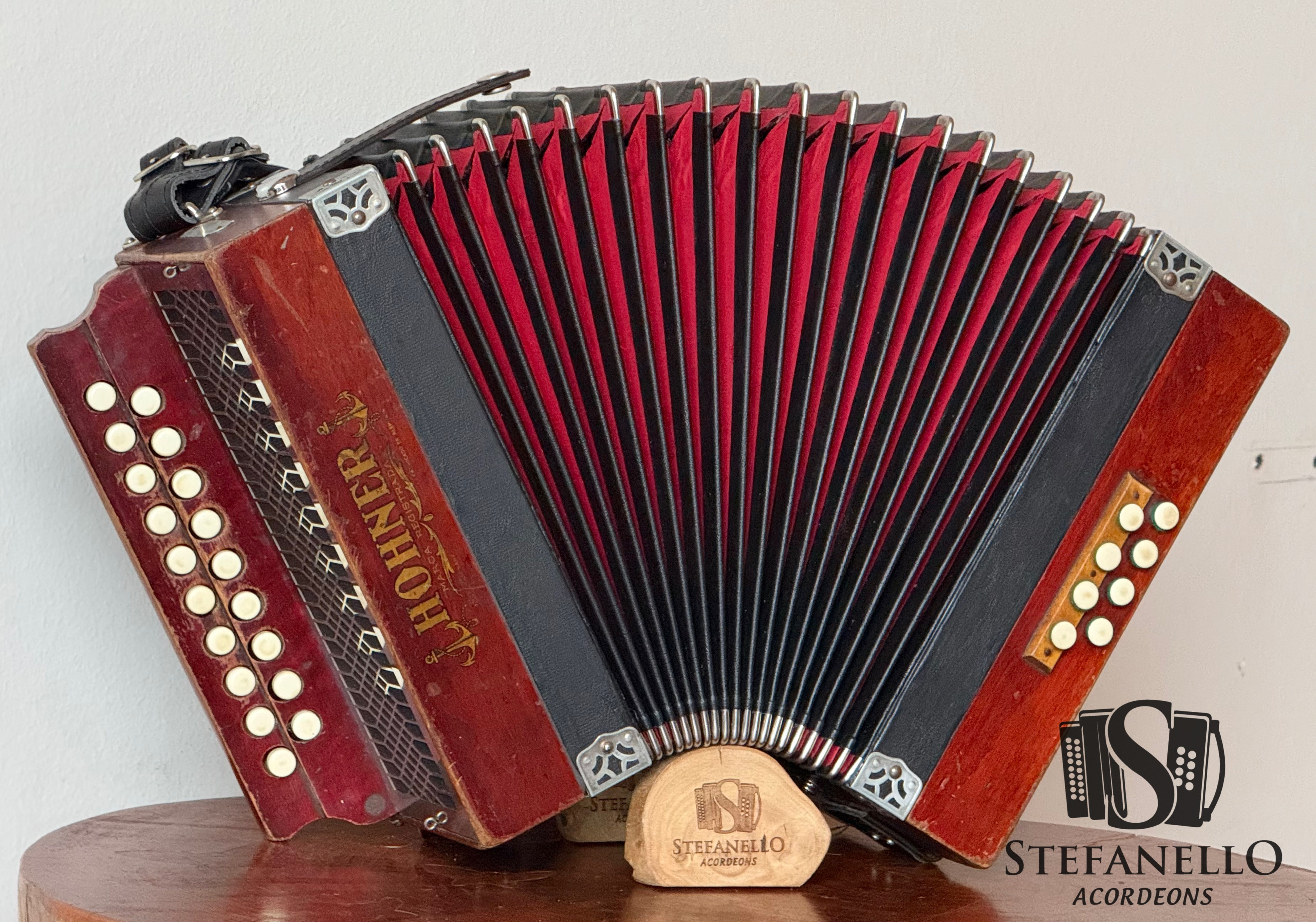 Hohner oito baixos, Dó e Fá, com revitalização completa e fole novo.