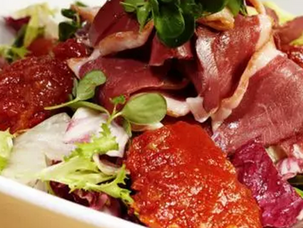 Salade verte aux magrets de canard et tomates séchées