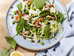 Salade de spaghettis de courgettes crevettes fèves épinards et parmesan