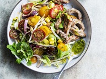 Salade César au poulet, coco et céréales