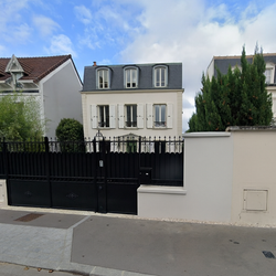 Surélévation en Mansart et portail en fer forgé