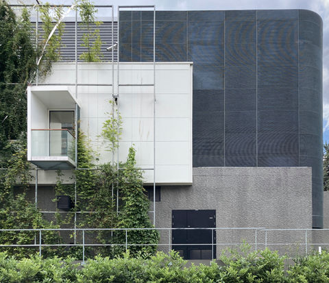 Façade végétalisée d’un centre de commandement RATP à Vincennes.
