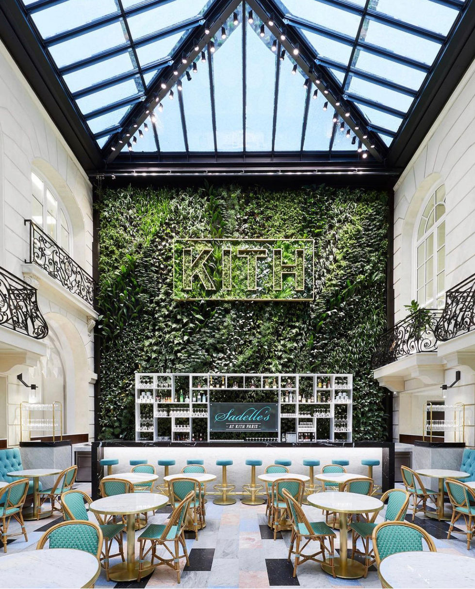 Restaurant, mur végétal, sol en marbre