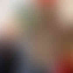 Profesorul și artistul Valeriu Mladin în dialog cu studenții săi din Departamentul Foto-Video al UNArte București. Fotografie care surprinde procesul de învățare prin desen, culoare și compoziție, în cadrul unei pedagogii bazate pe reflecție și experiment vizual. Professor and artist Valeriu Mladin in dialogue with his students from the Photo-Video Department at UNArte Bucharest. Photograph capturing the learning process through drawing, color, and composition, within a pedagogy grounded in reflection and visual experimentation.