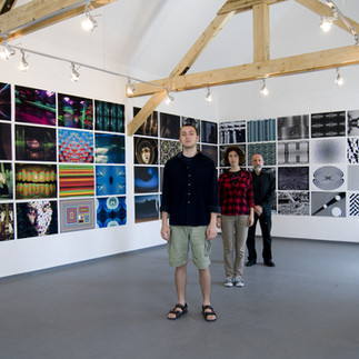 Valeriu Mladin în atelierul de desen al Universității Naționale de Arte din București, predând principiile construcției formei și ale observației vizuale. Imagine care documentează procesul pedagogic și atmosfera concentrată a atelierului universitar, parte din tradiția școlii românești de artă contemporană. Valeriu Mladin in the drawing studio of the National University of Arts Bucharest, teaching principles of form construction and visual observation. A documentary image capturing the pedagogical process and the focused atmosphere of the university studio, part of the Romanian contemporary art school tradition.