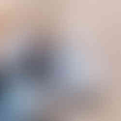 Valeriu Mladin demonstrând proporțiile corpului uman în cadrul unui curs de desen academic la UNArte București. Imagine care reflectă continuitatea studiului tradițional al desenului în arta contemporană românească. Valeriu Mladin demonstrating human body proportions during an academic drawing class at UNArte Bucharest. Image reflecting the continuity of traditional drawing study within Romanian contemporary art.