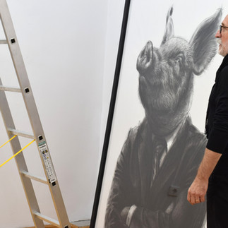 Valeriu Mladin – charcoal drawings on Canson paper from the Political Bestiary series; solo exhibition at Új Kriterion Gallery, Miercurea Ciuc, Botond Részegh, curated by Simona Vilău. Monumental works depicting humans with animal heads as metaphors of the political world. Valeriu Mladin – desene în cărbune pe hârtie Canson din seria Political Bestiary; expoziție personală la Galeria Új Kriterion, Miercurea Ciuc, Botond Részegh, curator Simona Vilău. Lucrări monumentale care reprezintă oameni cu cap de animale, metafore ale lumii politice.