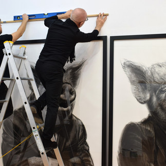 Valeriu Mladin – charcoal drawings on Canson paper from the Political Bestiary series; solo exhibition at Új Kriterion Gallery, Miercurea Ciuc, Botond Részegh, curated by Simona Vilău. Monumental works depicting humans with animal heads as metaphors of the political world. Valeriu Mladin – desene în cărbune pe hârtie Canson din seria Political Bestiary; expoziție personală la Galeria Új Kriterion, Miercurea Ciuc, Botond Részegh, curator Simona Vilău. Lucrări monumentale care reprezintă oameni cu cap de animale, metafore ale lumii politice.