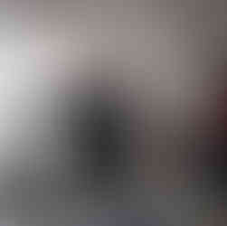 Profesorul și artistul Valeriu Mladin în dialog cu studenții săi din Departamentul Foto-Video al UNArte București. Fotografie care surprinde procesul de învățare prin desen, culoare și compoziție, în cadrul unei pedagogii bazate pe reflecție și experiment vizual. Professor and artist Valeriu Mladin in dialogue with his students from the Photo-Video Department at UNArte Bucharest. Photograph capturing the learning process through drawing, color, and composition, within a pedagogy grounded in reflection and visual experimentation.