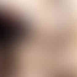 Profesorul și artistul Valeriu Mladin în dialog cu studenții săi din Departamentul Foto-Video al UNArte București. Fotografie care surprinde procesul de învățare prin desen, culoare și compoziție, în cadrul unei pedagogii bazate pe reflecție și experiment vizual. Professor and artist Valeriu Mladin in dialogue with his students from the Photo-Video Department at UNArte Bucharest. Photograph capturing the learning process through drawing, color, and composition, within a pedagogy grounded in reflection and visual experimentation.