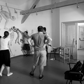 Valeriu Mladin în atelierul de desen al Universității Naționale de Arte din București, predând principiile construcției formei și ale observației vizuale. Imagine care documentează procesul pedagogic și atmosfera concentrată a atelierului universitar, parte din tradiția școlii românești de artă contemporană. Valeriu Mladin in the drawing studio of the National University of Arts Bucharest, teaching principles of form construction and visual observation. A documentary image capturing the pedagogical process and the focused atmosphere of the university studio, part of the Romanian contemporary art school tradition.