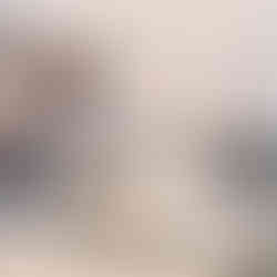 Valeriu Mladin demonstrând proporțiile corpului uman în cadrul unui curs de desen academic la UNArte București. Imagine care reflectă continuitatea studiului tradițional al desenului în arta contemporană românească. Valeriu Mladin demonstrating human body proportions during an academic drawing class at UNArte Bucharest. Image reflecting the continuity of traditional drawing study within Romanian contemporary art.