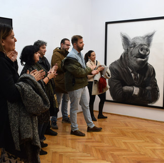 Valeriu Mladin – charcoal drawings on Canson paper from the Political Bestiary series; solo exhibition at Új Kriterion Gallery, Miercurea Ciuc, Botond Részegh, curated by Simona Vilău. Monumental works depicting humans with animal heads as metaphors of the political world, with images from the opening. Valeriu Mladin – desene în cărbune pe hârtie Canson din seria Political Bestiary; expoziție personală la Galeria Új Kriterion, Miercurea Ciuc, Botond Részegh, curator Simona Vilău. Lucrări monumentale care reprezintă oameni cu cap de animale, metafore ale lumii politice, cu imagini de la vernisaj.