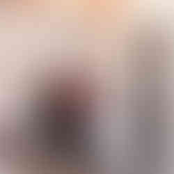 Valeriu Mladin demonstrând proporțiile corpului uman în cadrul unui curs de desen academic la UNArte București. Imagine care reflectă continuitatea studiului tradițional al desenului în arta contemporană românească. Valeriu Mladin demonstrating human body proportions during an academic drawing class at UNArte Bucharest. Image reflecting the continuity of traditional drawing study within Romanian contemporary art.