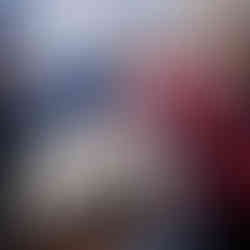 Valeriu Mladin, artist și profesor la Universitatea Națională de Arte din București, în timpul unei demonstrații practice de desen. Imagine care ilustrează echilibrul dintre creație și pedagogie în formarea artistică. Valeriu Mladin, artist and professor at the National University of Arts Bucharest, during a practical drawing demonstration. Image illustrating the balance between creation and pedagogy in artistic formation.