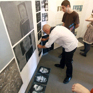 Valeriu Mladin în atelierul de desen al Universității Naționale de Arte din București, predând principiile construcției formei și ale observației vizuale. Imagine care documentează procesul pedagogic și atmosfera concentrată a atelierului universitar, parte din tradiția școlii românești de artă contemporană. Valeriu Mladin in the drawing studio of the National University of Arts Bucharest, teaching principles of form construction and visual observation. A documentary image capturing the pedagogical process and the focused atmosphere of the university studio, part of the Romanian contemporary art school tradition.