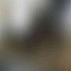 Profesorul și artistul Valeriu Mladin în dialog cu studenții săi din Departamentul Foto-Video al UNArte București. Fotografie care surprinde procesul de învățare prin desen, culoare și compoziție, în cadrul unei pedagogii bazate pe reflecție și experiment vizual. Professor and artist Valeriu Mladin in dialogue with his students from the Photo-Video Department at UNArte Bucharest. Photograph capturing the learning process through drawing, color, and composition, within a pedagogy grounded in reflection and visual experimentation.