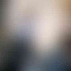 Profesorul și artistul Valeriu Mladin în dialog cu studenții săi din Departamentul Foto-Video al UNArte București. Fotografie care surprinde procesul de învățare prin desen, culoare și compoziție, în cadrul unei pedagogii bazate pe reflecție și experiment vizual. Professor and artist Valeriu Mladin in dialogue with his students from the Photo-Video Department at UNArte Bucharest. Photograph capturing the learning process through drawing, color, and composition, within a pedagogy grounded in reflection and visual experimentation.