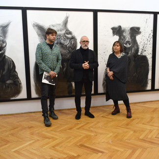 Valeriu Mladin – charcoal drawings on Canson paper from the Political Bestiary series; solo exhibition at Új Kriterion Gallery, Miercurea Ciuc, Botond Részegh, curated by Simona Vilău. Monumental works depicting humans with animal heads as metaphors of the political world, with images from the opening. Valeriu Mladin – desene în cărbune pe hârtie Canson din seria Political Bestiary; expoziție personală la Galeria Új Kriterion, Miercurea Ciuc, Botond Részegh, curator Simona Vilău. Lucrări monumentale care reprezintă oameni cu cap de animale, metafore ale lumii politice, cu imagini de la vernisaj.