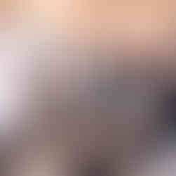 Valeriu Mladin în atelierul de desen al Universității Naționale de Arte din București, predând principiile construcției formei și ale observației vizuale. Imagine care documentează procesul pedagogic și atmosfera concentrată a atelierului universitar, parte din tradiția școlii românești de artă contemporană. Valeriu Mladin in the drawing studio of the National University of Arts Bucharest, teaching principles of form construction and visual observation. A documentary image capturing the pedagogical process and the focused atmosphere of the university studio, part of the Romanian contemporary art school tradition.