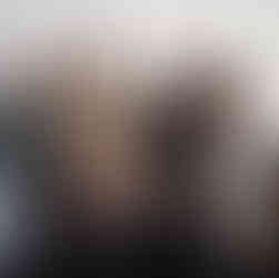 Profesorul și artistul Valeriu Mladin în dialog cu studenții săi din Departamentul Foto-Video al UNArte București. Fotografie care surprinde procesul de învățare prin desen, culoare și compoziție, în cadrul unei pedagogii bazate pe reflecție și experiment vizual. Professor and artist Valeriu Mladin in dialogue with his students from the Photo-Video Department at UNArte Bucharest. Photograph capturing the learning process through drawing, color, and composition, within a pedagogy grounded in reflection and visual experimentation.