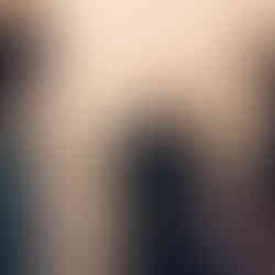 Valeriu Mladin demonstrând proporțiile corpului uman în cadrul unui curs de desen academic la UNArte București. Imagine care reflectă continuitatea studiului tradițional al desenului în arta contemporană românească. Valeriu Mladin demonstrating human body proportions during an academic drawing class at UNArte Bucharest. Image reflecting the continuity of traditional drawing study within Romanian contemporary art.